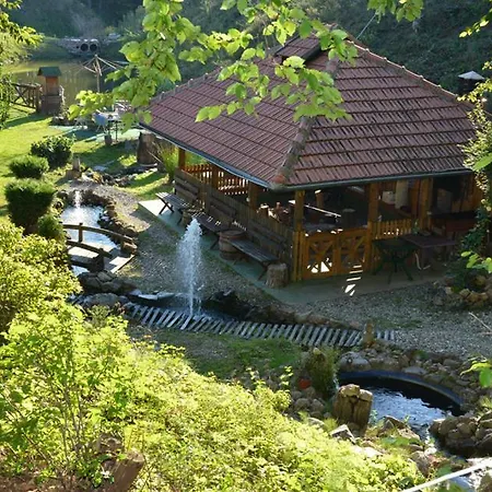 Etno Selo Trbovic מלון 4*